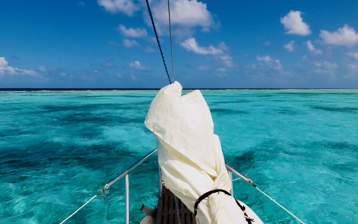 Sailing view barrier reef during Sailing tour Raggamuffin Belize, Belize Travel Blog