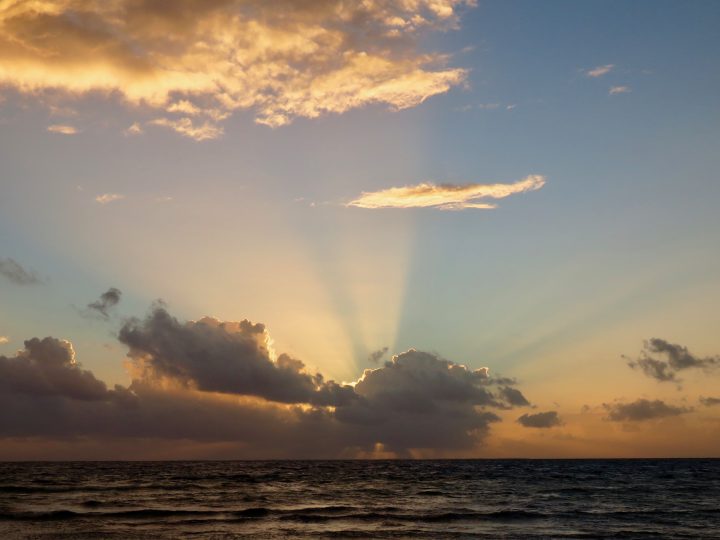 Sunrise at Rendezvous Caye during Sailing tour Raggamuffin Belize, Belize Travel Blog