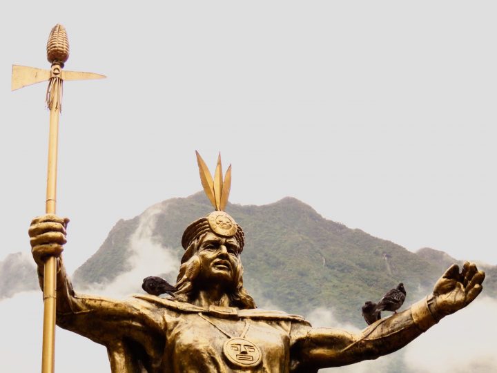 Statue Aguas Calientes Machu Picchu Peru, travel Blog Peru