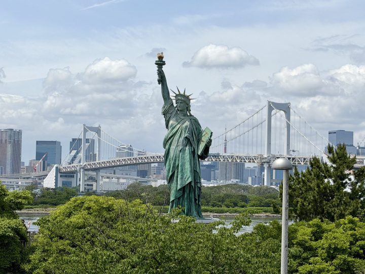 Statue of Liberty replica in Odaiba with Tokyo skyline