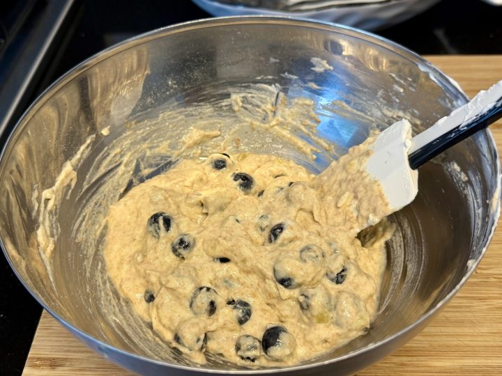 Blueberry banana protein pancake batter with spelt flour, Skyr and blueberries